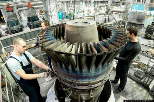 Lắp ráp các bộ phận của buồng đốt động cơ NK-32.