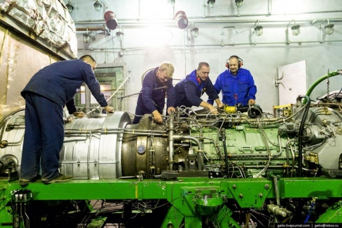 Lắp ráp động cơ NK-14ST trên giá thử.