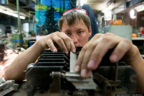 Kiểm tra giao diện các cánh quạt máy nén.