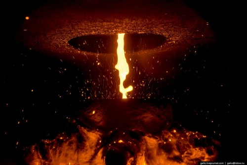 “Kuznetsov” thiết kế, sản xuất và bảo dưỡng kỹ thuật các loại động cơ NK-12 dùng trên máy bay ném bom tầm xa Tu-95MS, NK-25 - máy bay ném bom Tu-22M3 và NK-32 - máy bay ném bom chiến lược Tu-160. Trong ảnh là công đoạn sản xuất luyện kim.