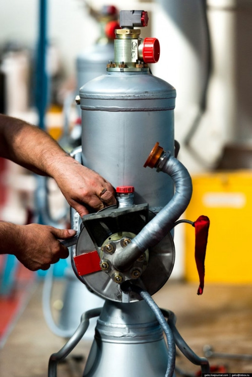 Lắp rắp tổ hợp máy của động cơ tên lửa.