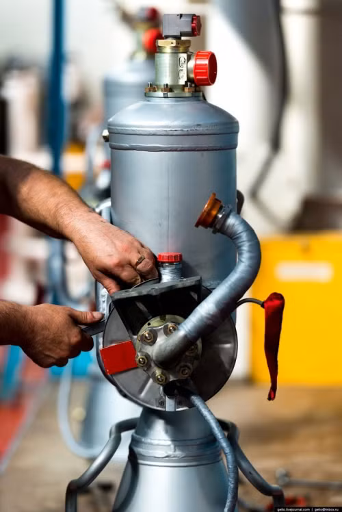 Lắp rắp tổ hợp máy của động cơ tên lửa.