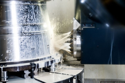 Các sản phẩm của nhà máy công ty Cổ phần mở “Kuznetsov” có ý nghĩa vô cùng to lớn đối với khả năng sẵn sàng chiến đấu của lực lượng không quân tầm xa Nga. Trong ảnh là công đoạn tẩy rửa hóa học.