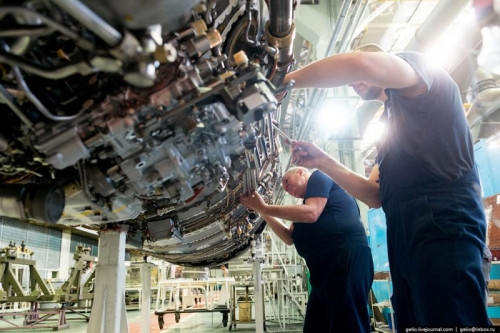 Lắp các chi tiết bên ngoài cho động cơ NK-25.