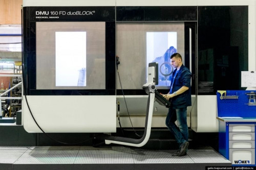 Trong suốt quá trình tồn tại, nhà máy sản xuất động cơ tên lửa này đã sản xuất hàng loạt các loại động cơ nổi tiếng dùng cho tàu vũ trụ có người lái “Vostok”, “Voskhod”, “Soyuz” và tàu vũ trụ vận tải tự động “Progress”… Sản xuất gia công là một trong những giai đoạn đầu tiên của tiến trình sản xuất động cơ.