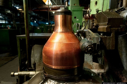 Phay các kênh buồng đốt của động cơ tên lửa.