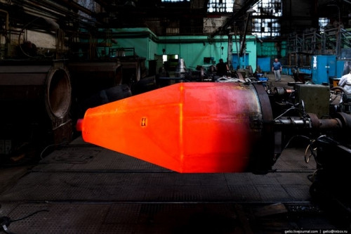 Quá trình hàn cảm ứng mũi buồng đốt của động cơ tên lửa ở nhiệt độ 975°C.