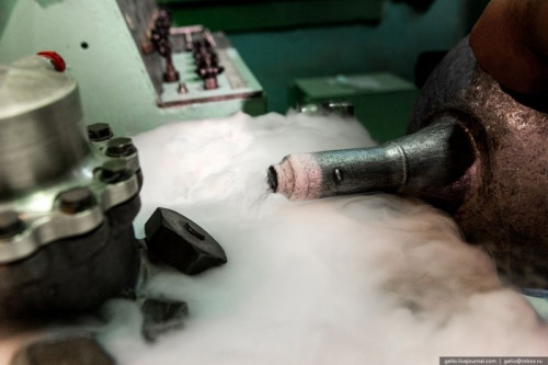 Làm lạnh bể chứa cồn bằng nitơ lỏng ở nhiệt độ quy định.