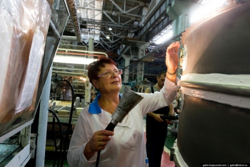 Kiểm tra vỏ của động cơ NK-32 trước ki lắp ráp.