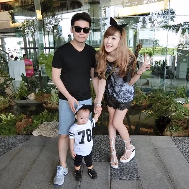 Có thể thấy, dù đã là bà mẹ một con nhưng thân hình của Mint vẫn rất đẹp. Bà mẹ trẻ không hề có những vết nhăn, rạn ở bụng mà thay vào đó, thân hình cô săn chắc, trắng trẻo và nổi rõ những đường cong gợi cảm.