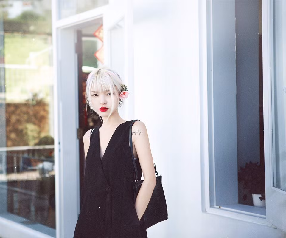 Với tài năng nghệ thuật và mắt thẩm mỹ cực cao, hiện tại Luciola còn bắt tay vào làm thêm công việc kinh doanh thời trang. Tuy nhiên khi đến với công việc này, nữ nhiếp ảnh gia trẻ cũng đã từng rất lo sợ mình không đủ thời gian, kinh nghiệm và bản thân không đủ khả năng.