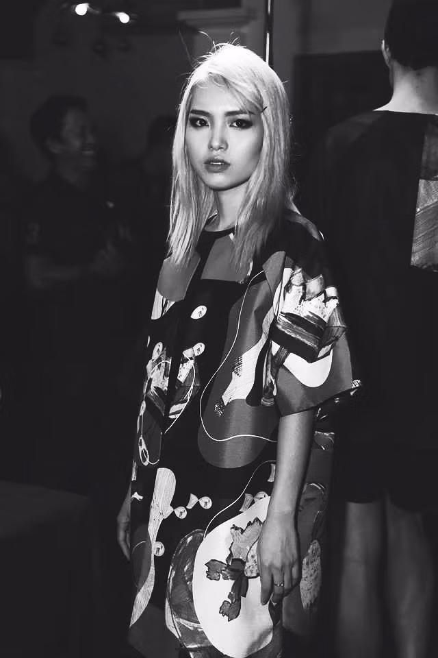 Không những vậy, Luciola còn có gout ăn mặc rất hiện đại, thời trang và mang đậm dấu ấn cá nhân. Sau một thời gian làm mẫu ảnh rồi nhiếp ảnh, thời gian gần đây, khán giả trẻ còn thấy Luciola xuất hiện trong một số show diễn thời trang và nhiều người cho rằng cô nàng đang bắt đầu lấn sân sang lĩnh vực người mẫu.