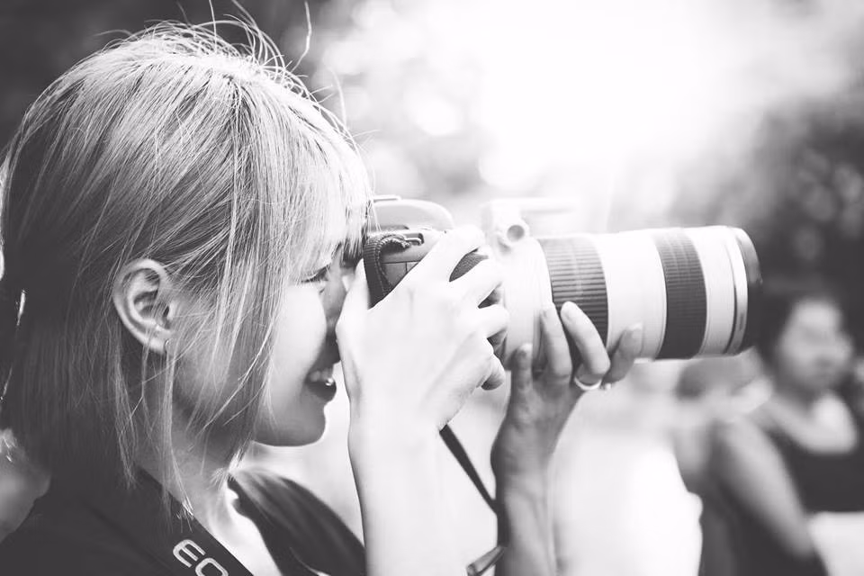 Xinh đẹp và tài năng nhưng Luciola Nguyễn Dung luôn từ chối cái danh "hot girl". Cô gái trẻ khẳng định mình không phù hợp với cách gọi đó, bản thân cô cũng thích đi theo hướng trưởng thành và được trải nghiệm nhiều hơn nữa.