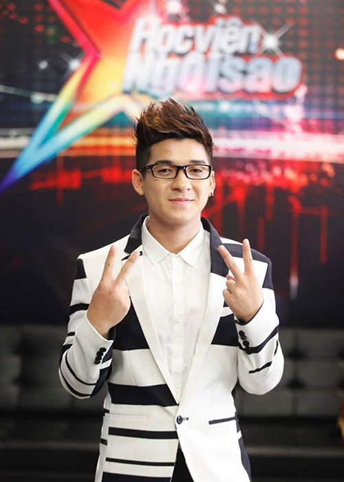 Quang Đông tên thật là Lương Trần Phú Thiện, sinh năm 1996, từng học trường Cao đẳng Văn hóa Nghệ thuật TP.HCM.