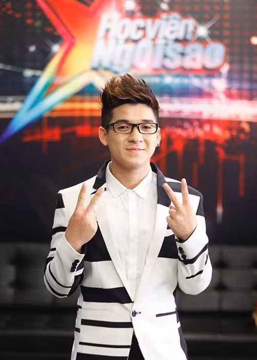 Quang Đông tên thật là Lương Trần Phú Thiện, sinh năm 1996, từng học trường Cao đẳng Văn hóa Nghệ thuật TP.HCM.