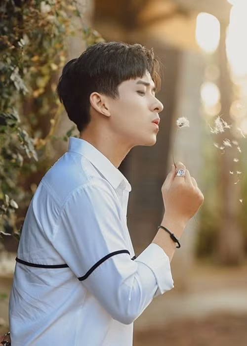 Chàng trai trẻ được khen ngợi về giọng hát lẫn ngoại hình khi thể hiện ca khúc "Cần một lý do". Tuy nhiên, vì bắt tay với K-ICM, Quang Đông nhận phải không ít ý kiến trái chiều nên tạm thời anh khóa trang cá nhân Facebook.