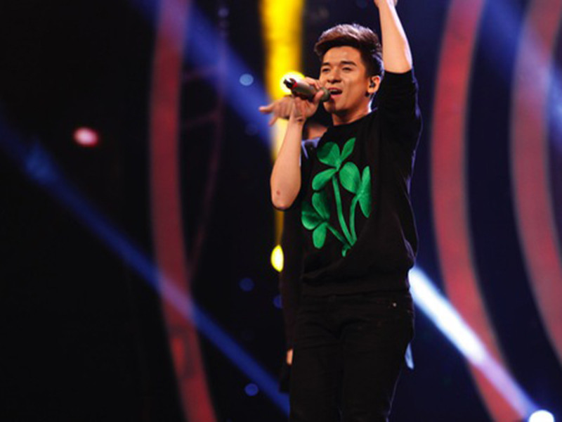 Tuy nhiên, càng về cuối chương trình, Quang Đông có những tiến bộ về phong cách trình diễn, giúp anh có mặt trong top 3 chung cuộc. Ảnh: VTV