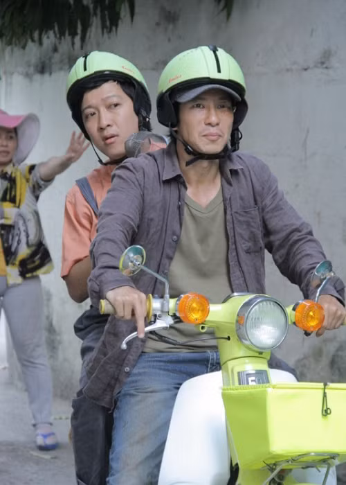 Lý Hải hiện là đạo diễn triệu đô. Năm 2015, anh ra mắt phim điện ảnh “Lật mặt” với vai trò biên kịch, đạo diễn kiêm diễn viên. Tổng doanh thu của phim đạt 72 tỷ, trong khi kinh phí sản xuất phim là 10 tỷ đồng.