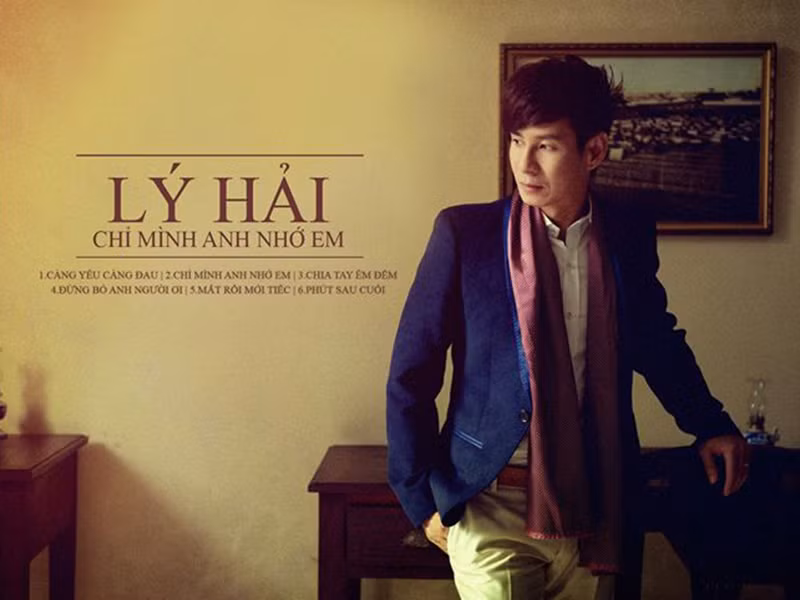 Theo lời xúi của một người bạn, Lý Hải chuyển hướng ca hát. Thời mới vào nghề, anh đi hát lót cho các ngôi sao đến muộn. Anh từng có lúc phải hát liên tục 20 bài vì ca sĩ đến trễ.