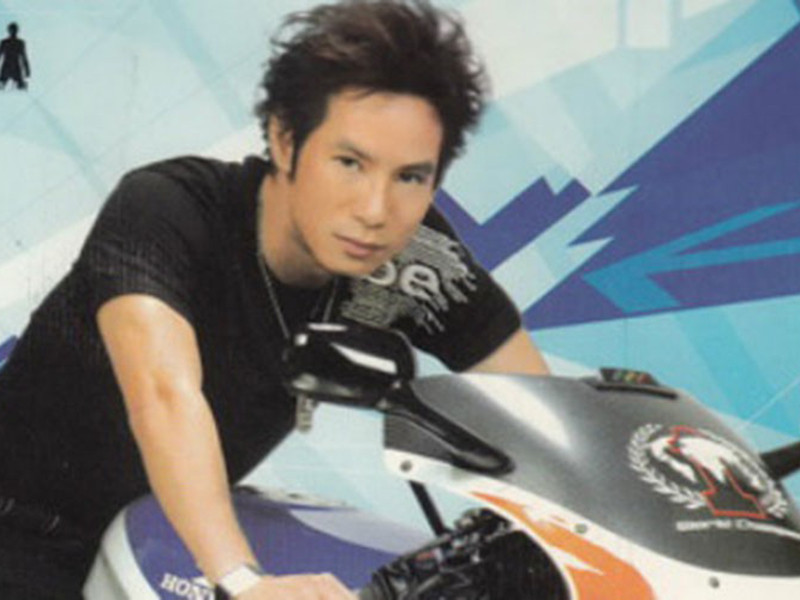 Lý Hải cầm cố nhà cửa, vay nóng 150 triệu đồng với lãi suất 3% để thực hiện “Trọn đời bên em”. Sau đó, nhờ video gây sốt, Lý Hải lấy lại được giấy tờ nhà và đắt show trở lại.