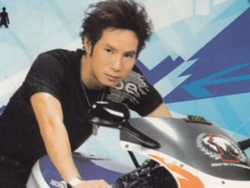 Lý Hải cầm cố nhà cửa, vay nóng 150 triệu đồng với lãi suất 3% để thực hiện “Trọn đời bên em”. Sau đó, nhờ video gây sốt, Lý Hải lấy lại được giấy tờ nhà và đắt show trở lại.