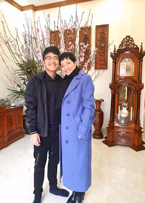 Thảo Vân từng khóc khi đọc bài văn của con trai nói về nỗi vất vả của một người mẹ đơn thân. Trong bài văn, Tít viết với cậu, tình mẹ con là thứ quan trọng nhất. Bé biết mẹ của mọi người đều vất vả nhưng những người ly dị còn khổ hơn.