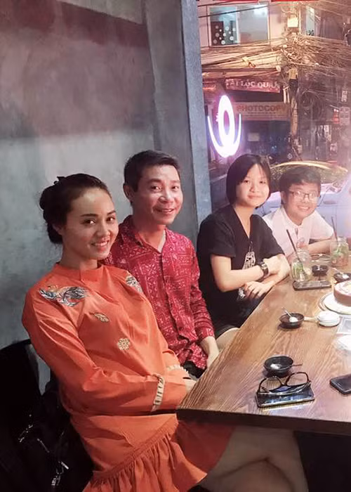 Để con gái có cơ hội tiếp xúc với thực tế, Công Lý cho Thục Anh làm trợ lý của mình khi quay phim "Hoa hồng trên ngực trái" trong thời gian nghỉ hè.