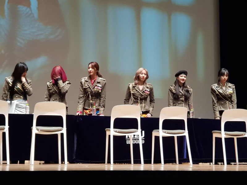 Tái xuất với MV “Crossroads” vào đúng thời điểm dịch bệnh, GFriend phải hủy buổi ký tên sản phẩm cho người hâm mộ. Điều đáng nói, ngay sát giờ diễn ra sự kiện, các thành viên của GFriend mới nhận được thông tin. Vì quá bất ngờ nên GFriend không ngừng xin lỗi và bật khóc.