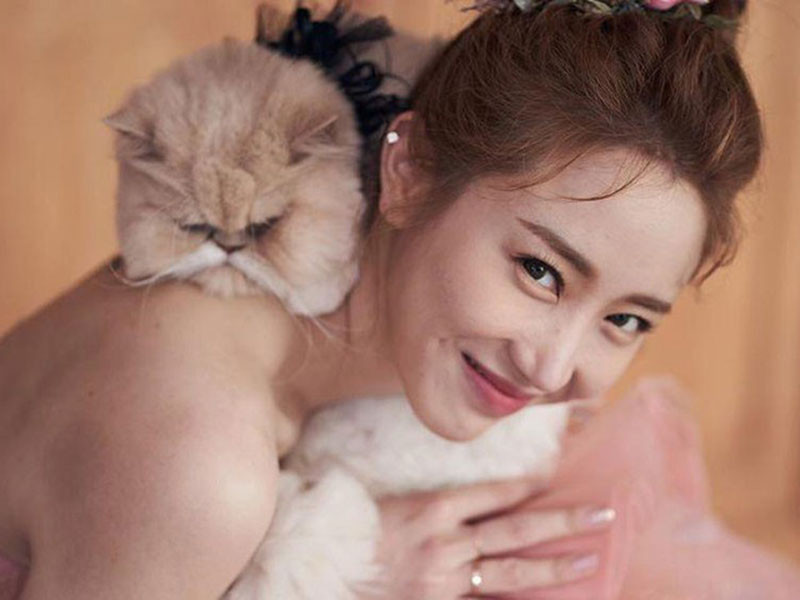 Hôn lễ của Sunday và bạn trai doanh nhân ban đầu dự kiến được tổ chức tại một khách sạn sang trọng ở Seoul (Hàn Quốc) vào ngày 1/3. Sau khi thông báo hoãn cưới, Sunday chưa tiết lộ cụ thể ngày tổ chức lại buổi lễ.