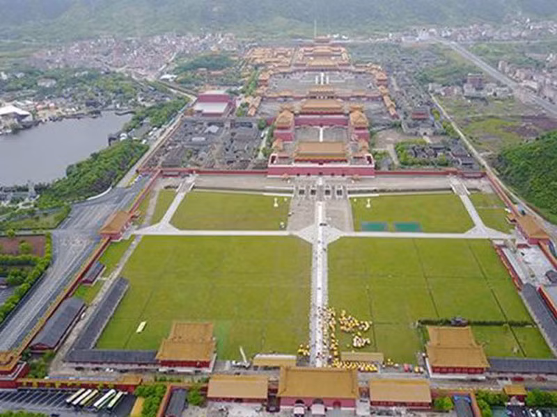 Giữa dịch bệnh, phim trường Hoành Điếm yêu cầu tất cả các tổ phim tại đây phải tạm dừng quay phim, dẫn đến thiệt hại không nhỏ cho nhà sản xuất. Nhà chế tác, sản xuất Trần Ích Thao cho biết, khi phải ngừng quay, một ngày đoàn phim tổn thất 500 ngàn NDT (1,7 tỷ đồng).