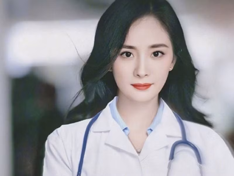 Vì dịch bệnh, phim truyền hình “Cảm ơn bác sĩ” do Dương Mịch đóng chính ngưng ghi hình tại Thượng Hải. Trên trang cá nhân, Dương Mịch công khai hủy bỏ toàn bộ lịch sự kiện trong tháng 2. Không chỉ Dương Mịch, hàng loạt nghệ sĩ Trung Quốc cũng rơi vào cảnh thất nghiệp dài hạn.