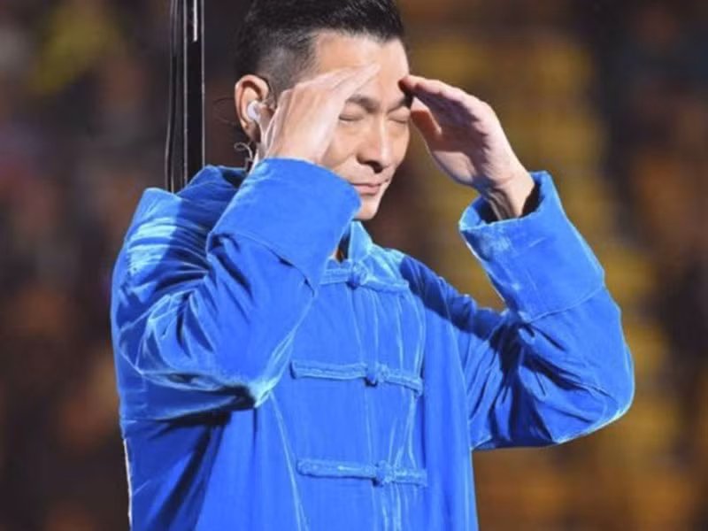 Lưu Đức Hoa chịu tổn thất tài chính nặng nề vì dịch bệnh khi hủy 24 show diễn. Theo thống kê ban đầu, nam ca sĩ mất 3 triệu NDT tiền thuê hội trường và ít nhất 50 triệu NDT tiền hoàn vé. Theo QQ, thiệt hại của Lưu Đức Hoa có thể lên đến 100 triệu NDT (khoảng 330 tỷ đồng).