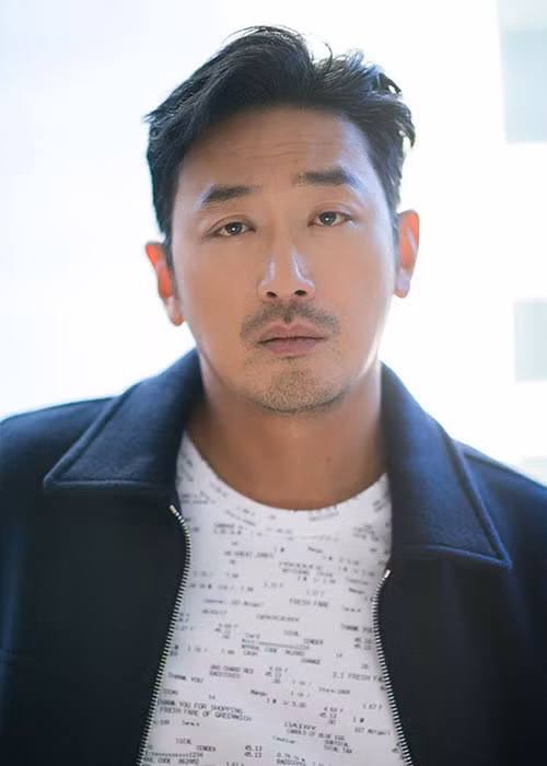 Một bộ phim mang tên “Bắt cóc” có sự tham gia diễn xuất của Joo Ji Hoon, Ha Jung Woo… cũng hoãn lịch quay. Bộ phim dự kiến có bối cảnh quay tại Morocco vào tháng 3. Được biết, một số nhân viên của đoàn làm phim đã đến Morocco trước, các diễn viên sẽ đến vào tháng 4.