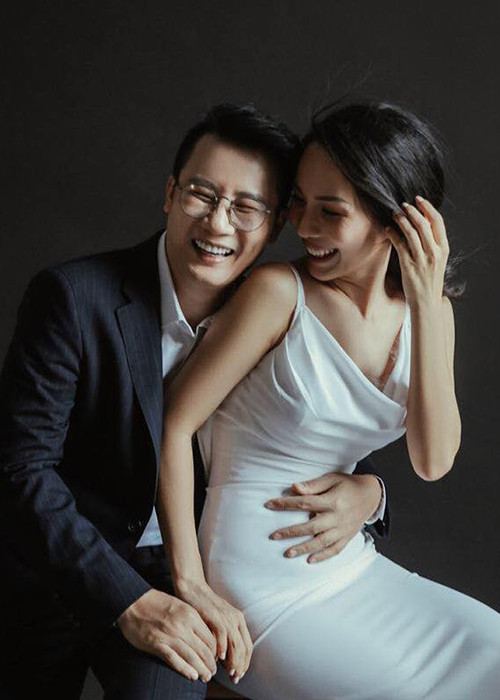 Trước khi kết hôn, bà xã của Hoàng Bách là người mẫu nhưng từ bỏ sự nghiệp để lui về chăm lo gia đình, để chồng yên tâm làm nghệ thuật.