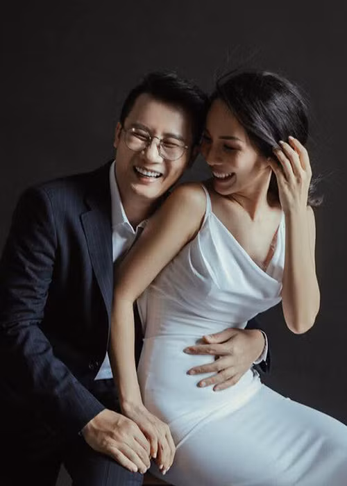 Trước khi kết hôn, bà xã của Hoàng Bách là người mẫu nhưng từ bỏ sự nghiệp để lui về chăm lo gia đình, để chồng yên tâm làm nghệ thuật.