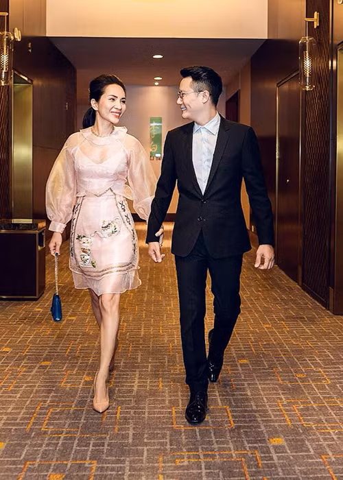 Thế nhưng, một khi quyết định xây dựng tổ ấm với người mình yêu, Thanh Thảo lại tự tin cùng Hoàng Bách kinh doanh, làm vợ, làm mẹ khi mới 23 tuổi.