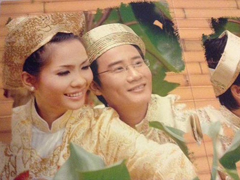 Hoàng Bách chia sẻ, sau 1, 2 tháng yêu nhau, dù đã "nắm tay nhau đi khắp thế gian", có ngủ chung giường nhưng anh không hề động vào Thanh Thảo.