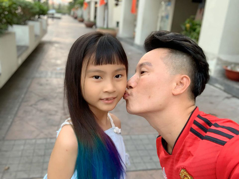 Cô con gái thứ hai của Hoàng Bách sinh năm 2012, tên thân mật Meo Meo.