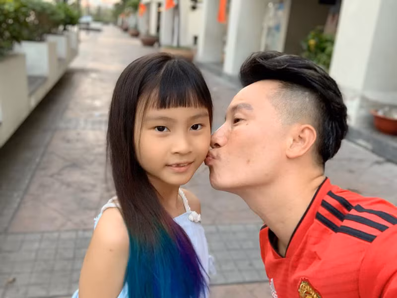 Cô con gái thứ hai của Hoàng Bách sinh năm 2012, tên thân mật Meo Meo.