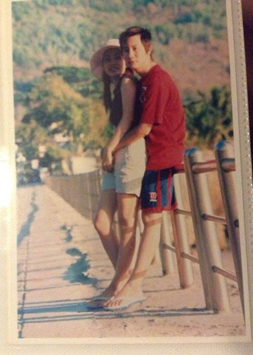 Chuyện tình của vợ chồng Hoàng Bách vốn được nhiều người ngưỡng mộ. Cả hai quen biết nhau vào cuối năm 2003, đến Tết năm 2004 mới thả thính nhau.