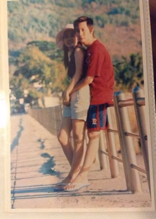 Chuyện tình của vợ chồng Hoàng Bách vốn được nhiều người ngưỡng mộ. Cả hai quen biết nhau vào cuối năm 2003, đến Tết năm 2004 mới thả thính nhau.