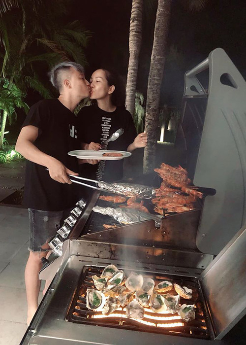 Sau 14 năm về chung một nhà, vợ chồng Hoàng Bách vẫn mặn nồng như hồi mới yêu.