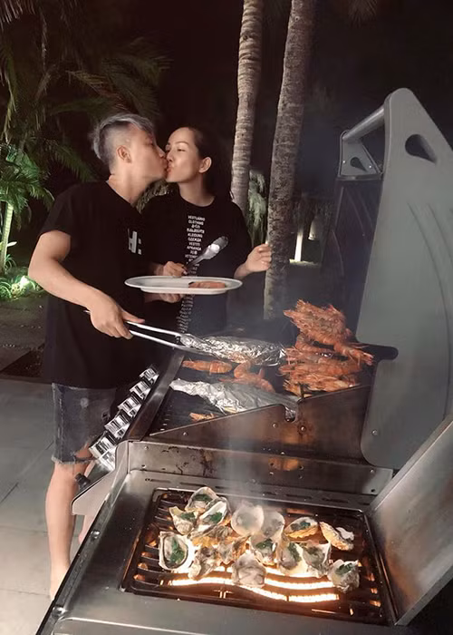 Sau 14 năm về chung một nhà, vợ chồng Hoàng Bách vẫn mặn nồng như hồi mới yêu.