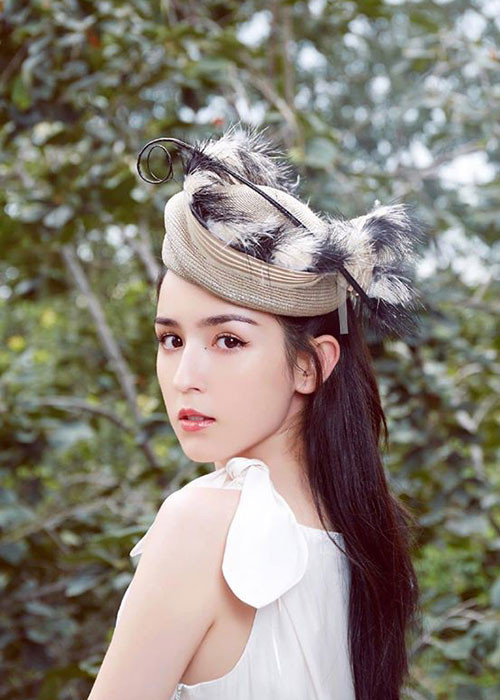 Hình ảnh "tiên nữ Tân Cương" khoe vẻ đẹp kiêu kỳ trên một tạp chí.