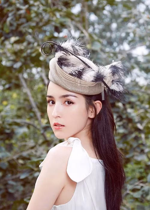 Hình ảnh "tiên nữ Tân Cương" khoe vẻ đẹp kiêu kỳ trên một tạp chí.