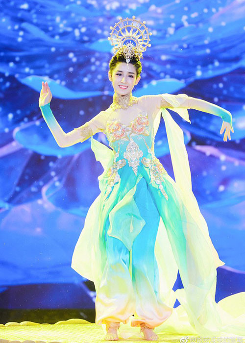 Cô sở hữu gương mặt thon gọn, sống mũi cao, mắt to tròn long lanh, làn da trắng hồng, vóc dáng mảnh mai.