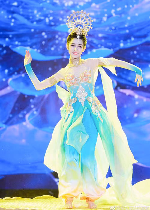 Cô sở hữu gương mặt thon gọn, sống mũi cao, mắt to tròn long lanh, làn da trắng hồng, vóc dáng mảnh mai.