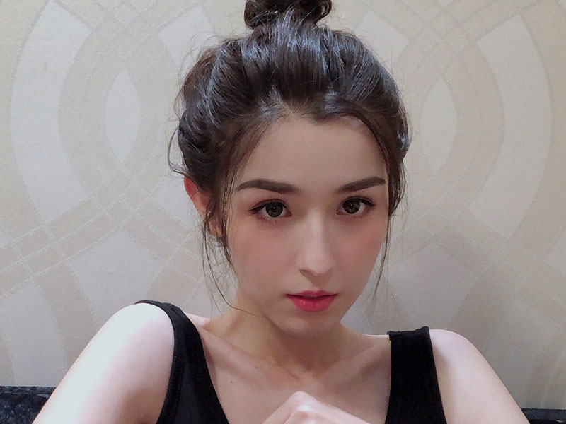 Khi vướng tin đồn thất thiệt với Huỳnh Hiểu Minh, Khắc Tư tỏ ra rất bức xúc. Mỹ nhân Tân Cương cho biết, cô đến bệnh viện để thăm bà trong những ngày tháng cuối đời, nhưng lại bị thêu dệt một cách ác ý.