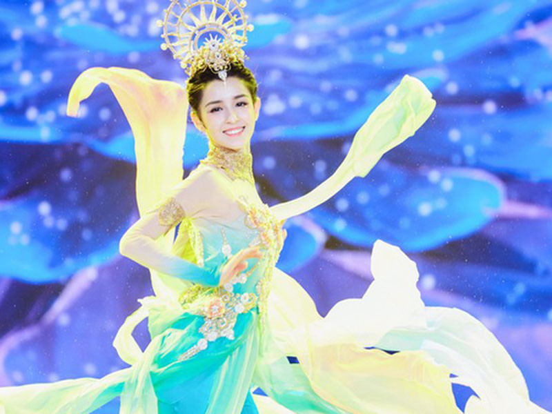 Với nhan sắc tựa như tiên nữ, Khắc Tư được cộng đồng mạng điên đảo săn lùng sau những điệu múa dân tộc trong các chương trình.