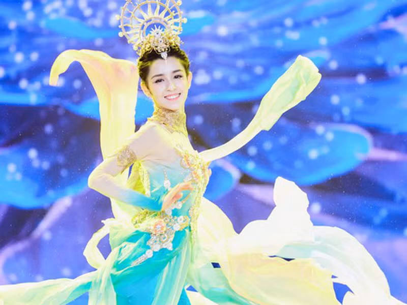 Với nhan sắc tựa như tiên nữ, Khắc Tư được cộng đồng mạng điên đảo săn lùng sau những điệu múa dân tộc trong các chương trình.